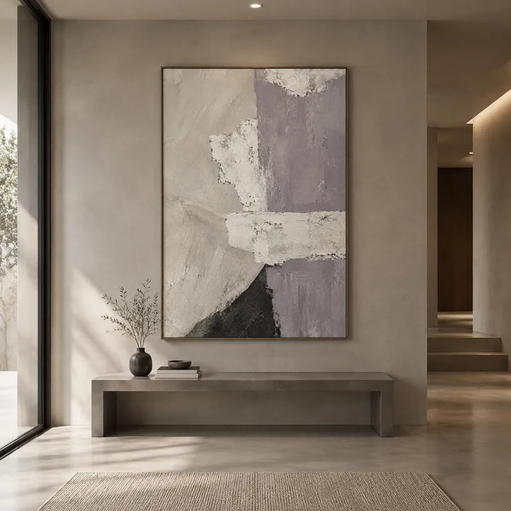 Pittura a olio astratta e concettuale minimalista con segni astratti stratificati, consistenza e movimento pittorico espressivo in una tavolozza grigia.