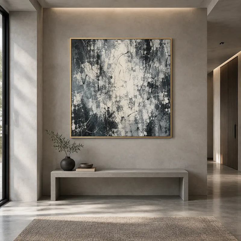 Espressionismo astratto Pittura a olio astratta e concettuale con segni astratti stratificati, consistenza e movimento pittorico espressivo in una tavolozza grigia.