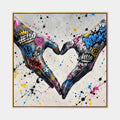 Graffiti love pintura al óleo que presenta un tema romántico expresado a través de formas y colores pictóricos en una paleta de grises.