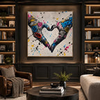 Graffiti love pintura al óleo que presenta un tema romántico expresado a través de formas y colores pictóricos en una paleta de grises.