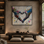Graffiti love pintura al óleo que presenta un tema romántico expresado a través de formas y colores pictóricos en una paleta de grises.