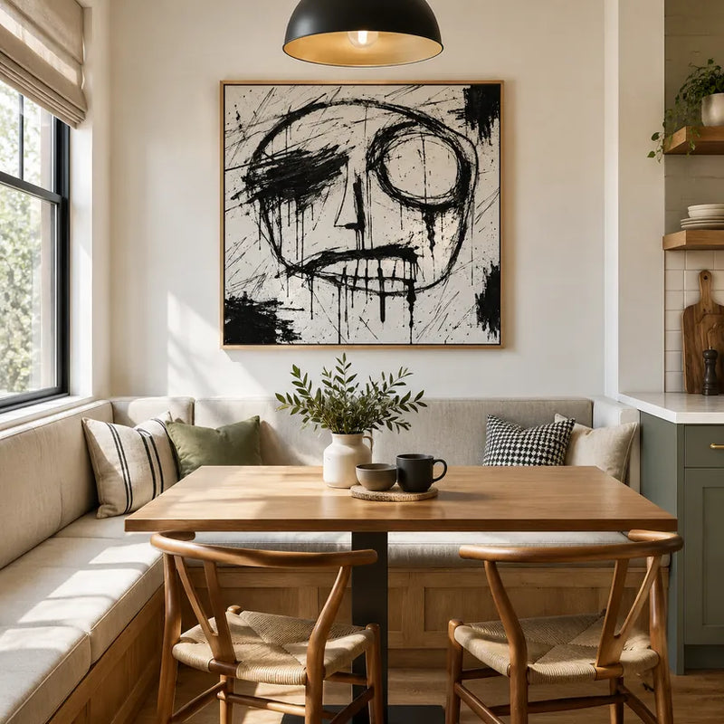 Ritrattistica di graffiti e pittura a olio con figure espressive o ritratti resi con dettagli pittorici in una tavolozza di bianco e nero.