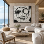 Ritrattistica di graffiti e pittura a olio con figure espressive o ritratti resi con dettagli pittorici in una tavolozza di bianco e nero.