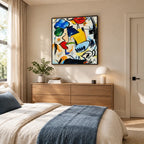 Ritrattistica di graffiti e pittura a olio con figure espressive o ritratti resi con dettagli pittorici in una tavolozza beige.
