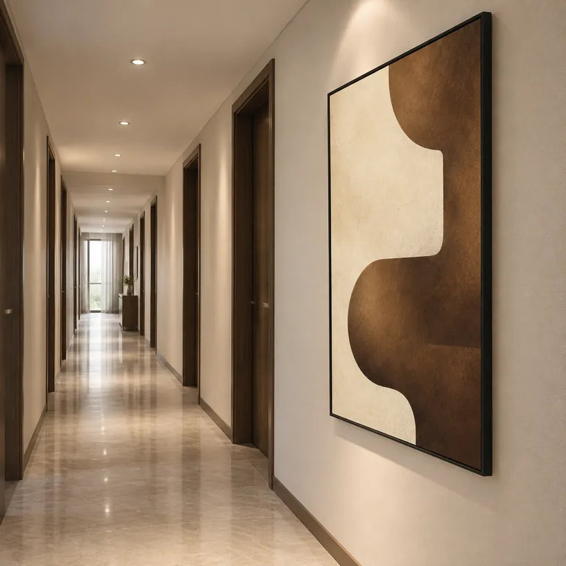 Pittura a olio minimalista astratta e concettuale con segni astratti stratificati, consistenza e movimento pittorico espressivo in una tavolozza marrone.