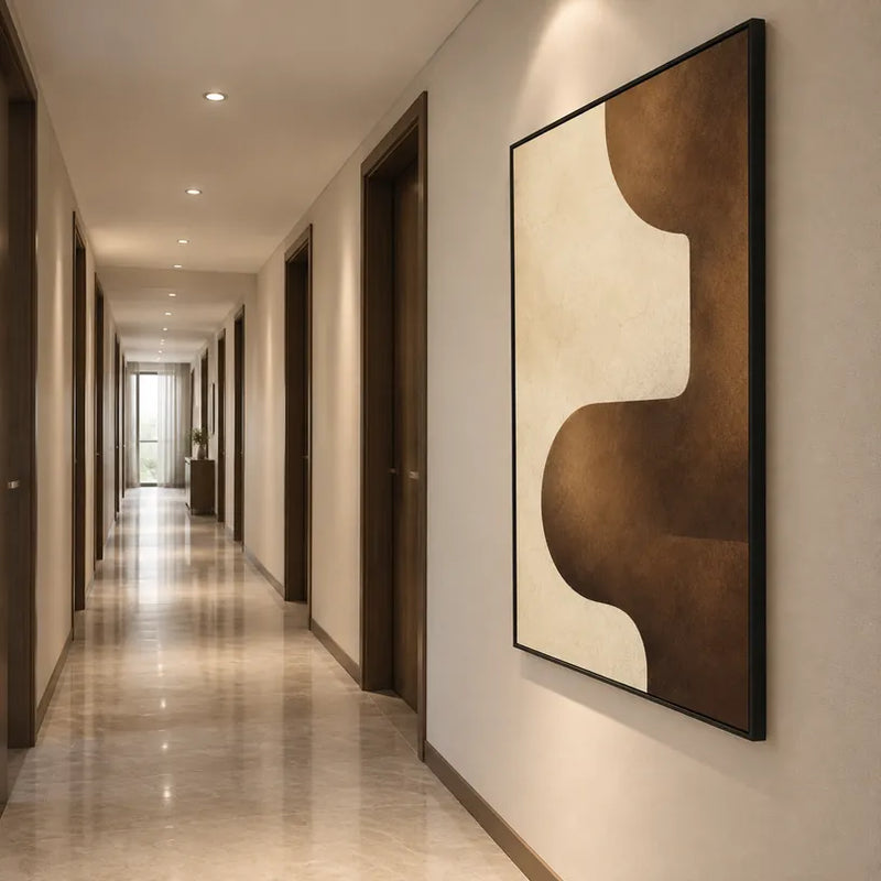 Pittura a olio minimalista astratta e concettuale con segni astratti stratificati, consistenza e movimento pittorico espressivo in una tavolozza marrone.