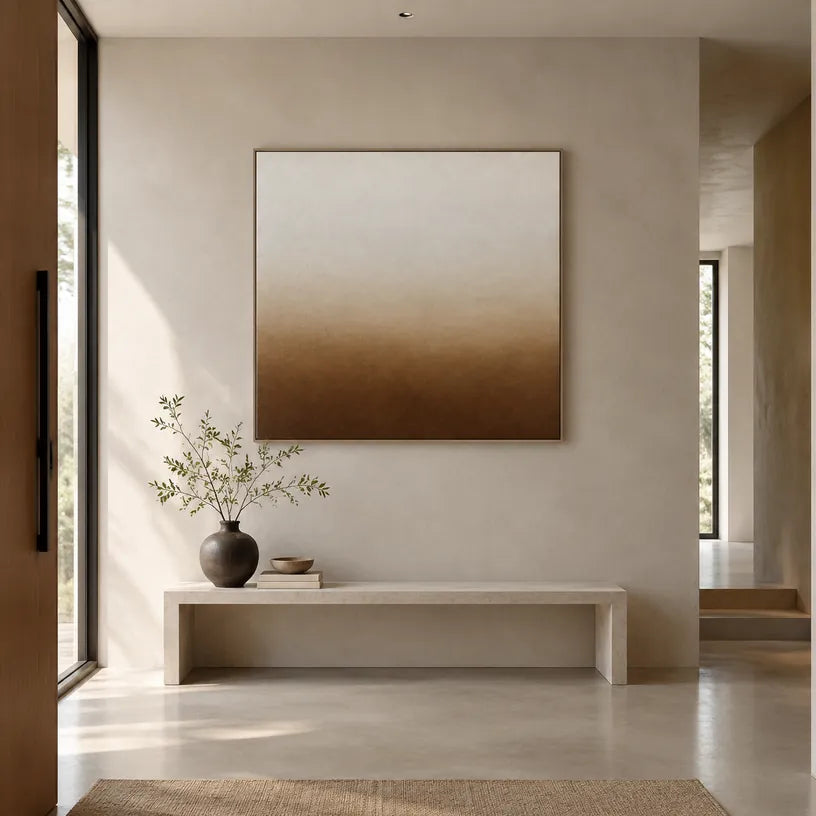 Pittura a olio minimalista astratta e concettuale con segni astratti stratificati, consistenza e movimento pittorico espressivo in una tavolozza beige.