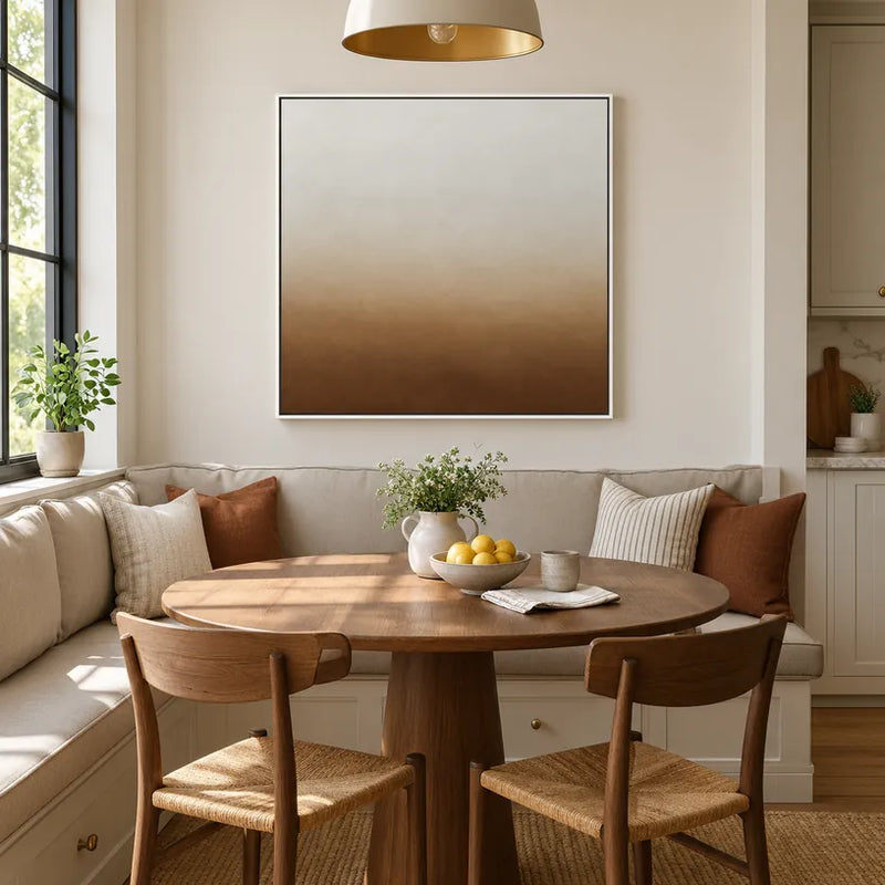 Pittura a olio minimalista astratta e concettuale con segni astratti stratificati, consistenza e movimento pittorico espressivo in una tavolozza beige.
