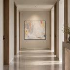 Pittura a olio minimalista astratta e concettuale con segni astratti stratificati, consistenza e movimento pittorico espressivo in una tavolozza beige.