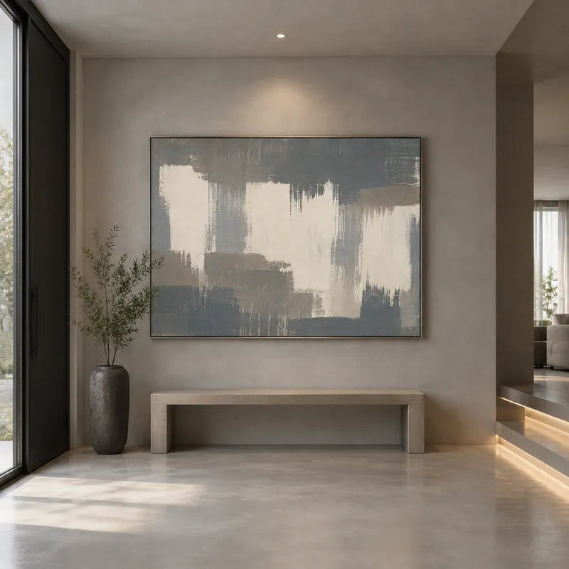 Pittura a olio astratta e concettuale minimalista con segni astratti stratificati, consistenza e movimento pittorico espressivo in una tavolozza grigia.