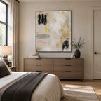 Pittura a olio minimalista astratta e concettuale con segni astratti stratificati, consistenza e movimento pittorico espressivo in una tavolozza beige.