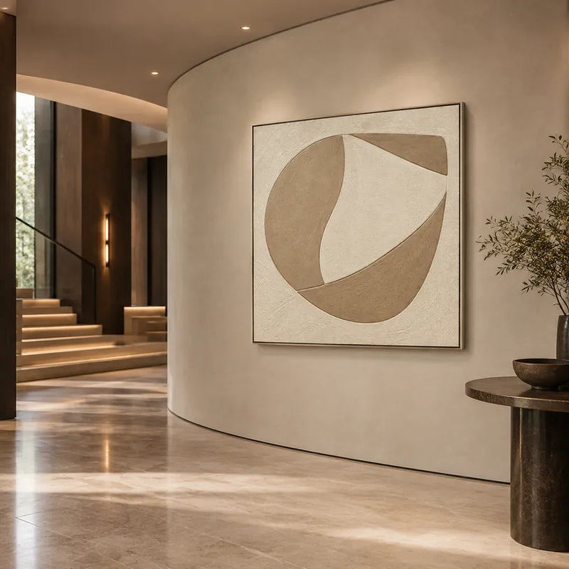 Pittura a olio minimalista astratta e concettuale con segni astratti stratificati, consistenza e movimento pittorico espressivo in una tavolozza beige.