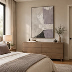 Pittura a olio astratta e concettuale minimalista con segni astratti stratificati, consistenza e movimento pittorico espressivo in una tavolozza grigia.