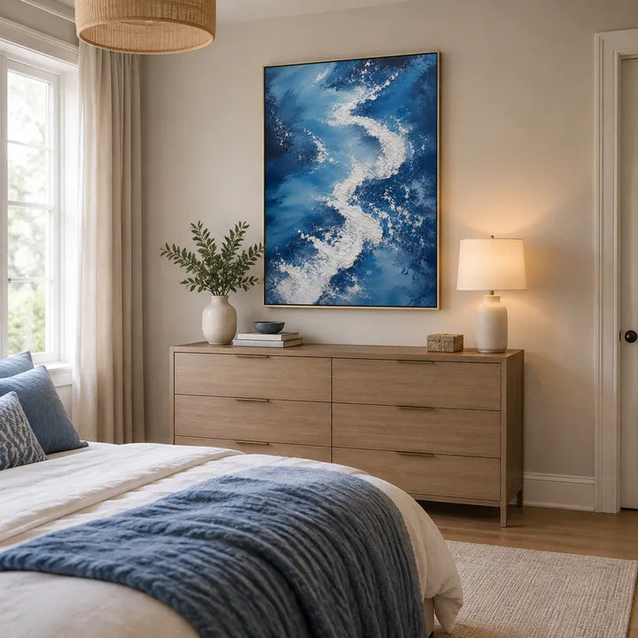Pittura a olio astratta e concettuale in gesso e texture con segni astratti stratificati, texture e movimento pittorico espressivo in una tavolozza blu.