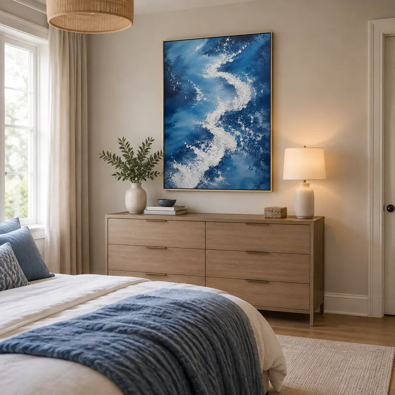 Pittura a olio astratta e concettuale in gesso e texture con segni astratti stratificati, texture e movimento pittorico espressivo in una tavolozza blu.