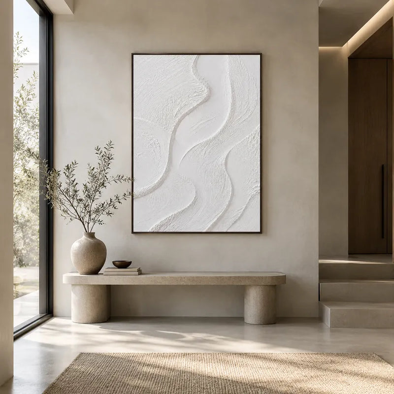 Pittura a olio astratta e concettuale in gesso e texture con segni astratti stratificati, texture e movimento pittorico espressivo in una tavolozza in bianco e nero.