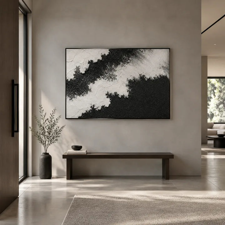 Pittura a olio astratta e concettuale in gesso e texture con segni astratti stratificati, texture e movimento pittorico espressivo in una tavolozza in bianco e nero.