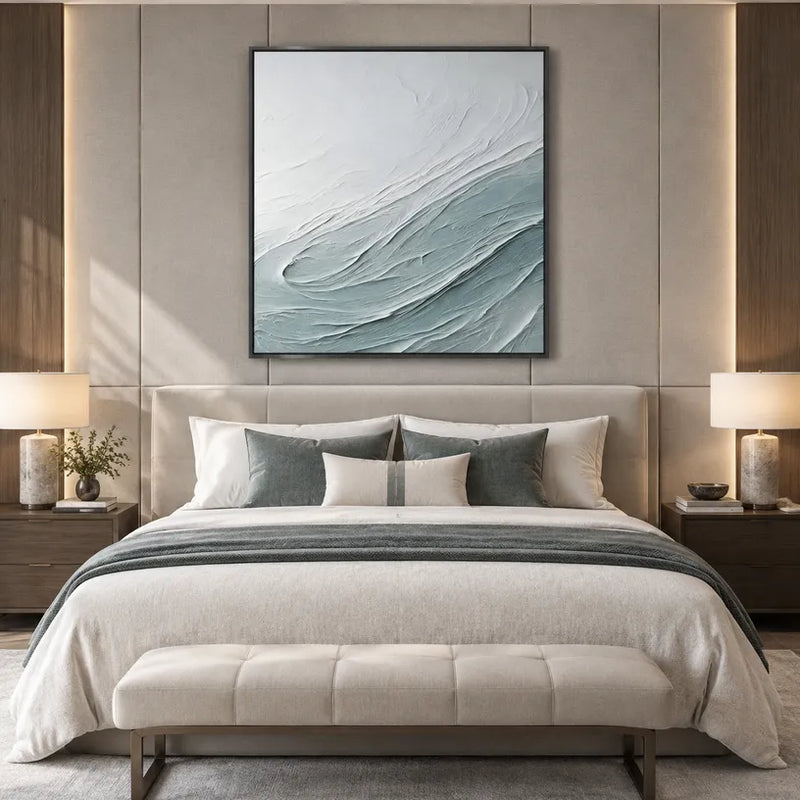 Pittura a olio astratta e concettuale in gesso e struttura con segni astratti stratificati, struttura e movimento pittorico espressivo in una tavolozza grigia.