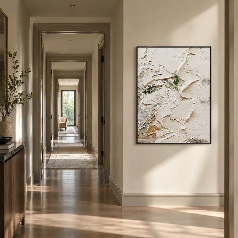Pittura a olio astratta e concettuale in gesso e texture con segni astratti stratificati, texture e movimento pittorico espressivo in una tavolozza beige.