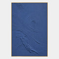 Peinture à l'huile abstraite et conceptuelle en plâtre et texture présentant des marques abstraites superposées, une texture et un mouvement pictural expressif dans une palette bleue.