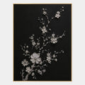 Peinture à l'huile florale/botanique et nature en plâtre et texture présentant des formes botaniques, des fleurs ou des éléments naturels dans une composition picturale dans une palette noir et blanc.