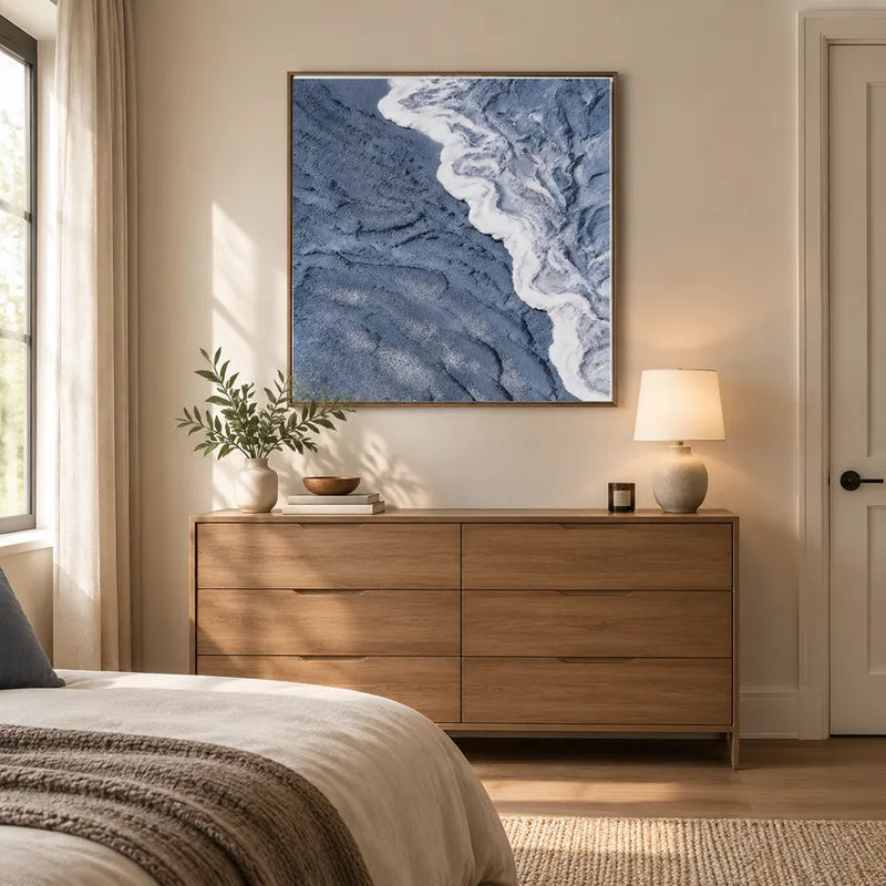 Peinture à l'huile abstraite et conceptuelle en plâtre et texture présentant des marques abstraites superposées, une texture et un mouvement pictural expressif dans une palette bleue.