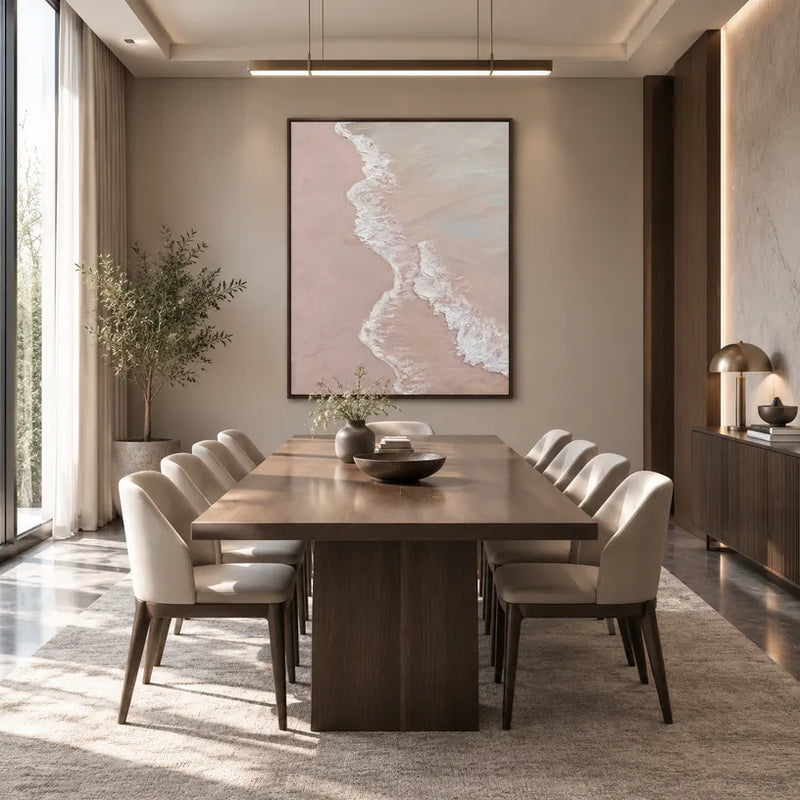 Dipinto a olio Wabi-Sabi con paesaggi, paesaggi marini e paesaggi urbani, caratterizzato da un paesaggio atmosferico, un paesaggio marino o una composizione ispirata alla città in una tavolozza beige.