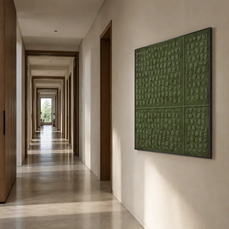 Pittura a olio astratta e concettuale Wabi-Sabi con segni astratti stratificati, consistenza e movimento pittorico espressivo in una tavolozza verde.