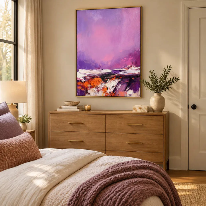 Dipinto a olio Wabi-Sabi con paesaggi, paesaggi marini e paesaggi urbani, caratterizzato da un paesaggio atmosferico, un paesaggio marino o una composizione ispirata alla città in una tavolozza viola.
