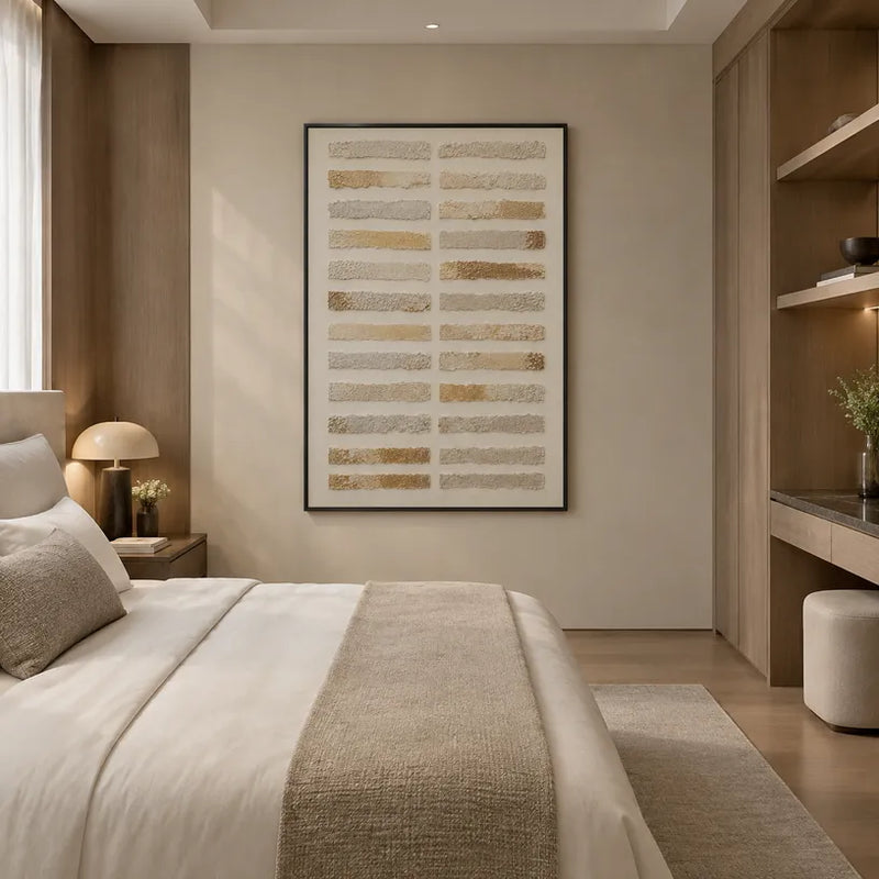Abstraktes und konzeptuelles Ölgemälde von Wabi-Sabi mit geschichteten abstrakten Zeichen, Textur und ausdrucksstarker malerischer Bewegung in einer Beige-Palette.