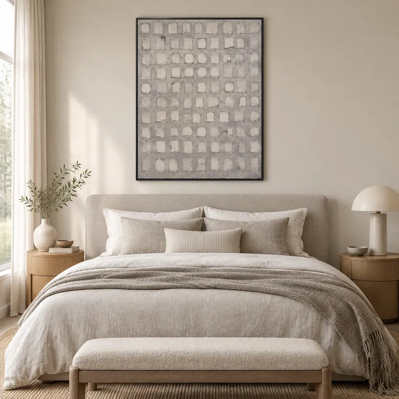Pittura a olio astratta e concettuale Wabi-Sabi con segni astratti stratificati, consistenza e movimento pittorico espressivo in una tavolozza grigia.
